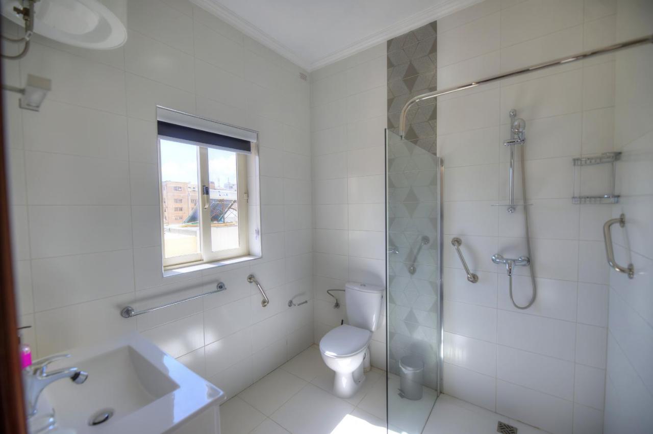 Beautifully Furnished Seafront 4 Bedrooms Goslm-4 Sliema Luaran gambar