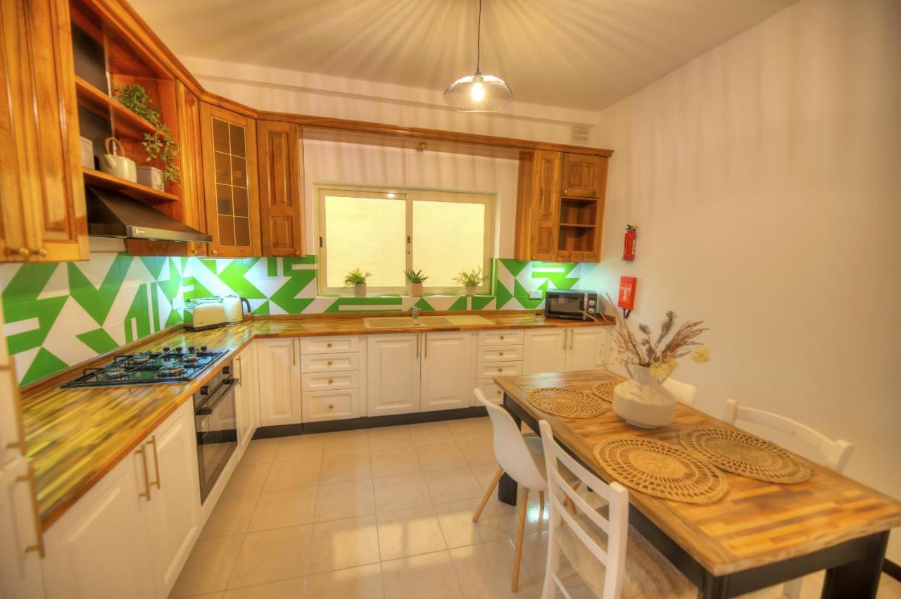 Beautifully Furnished Seafront 4 Bedrooms Goslm-4 Sliema Luaran gambar